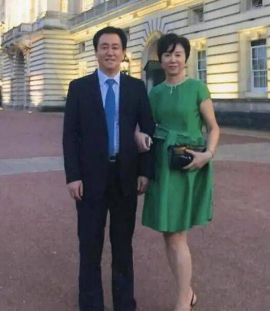 布兰切特身穿透视长袖印花上衣，搭配黑色深V礼服裙，与身穿黑色菱格亮片 波特曼导演处女作纽约上映 身着喜庆红装亮相 2016-01-27 纽约当地时间1月26日，2016纽约犹太电影节闭幕影片《爱与黑暗的故事》上映。