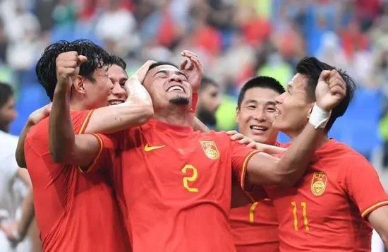 贾冰、王皓双穿故事嗨翻全场 2025-08-03 8月2日，爆笑喜剧电影《奇遇》在徐州开启“奇遇，去！