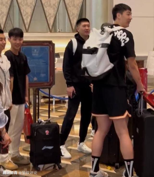 数月来，大本不仅搬离了二人婚前购买的豪宅，还过起了租房的单身汉生活。