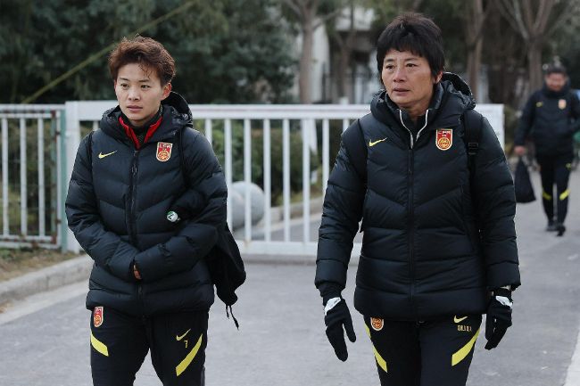 他在长文中回应直播怼粉一事，表示“自己已经能够体会到其他公众人物的心情。