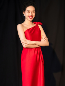 我现在就在她身边……此时，我虽然心碎了，却依然为她的一生感到无限的骄傲和感恩。
